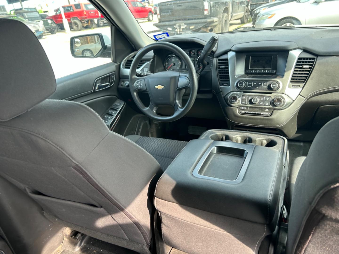 2017 White Chevrolet Tahoe (1GNSCEEC0HR) with an 5.3L V8 F OHV 16V engine, Automatic transmission, located at 1687 Business 35 S, New Braunfels, TX, 78130, (830) 625-7159, 29.655487, -98.051491 - Photo#10